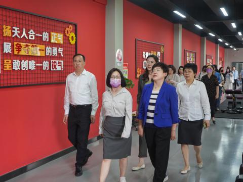 全国总工会女职工部光临Z6尊龙凯时电气调研女职工工作